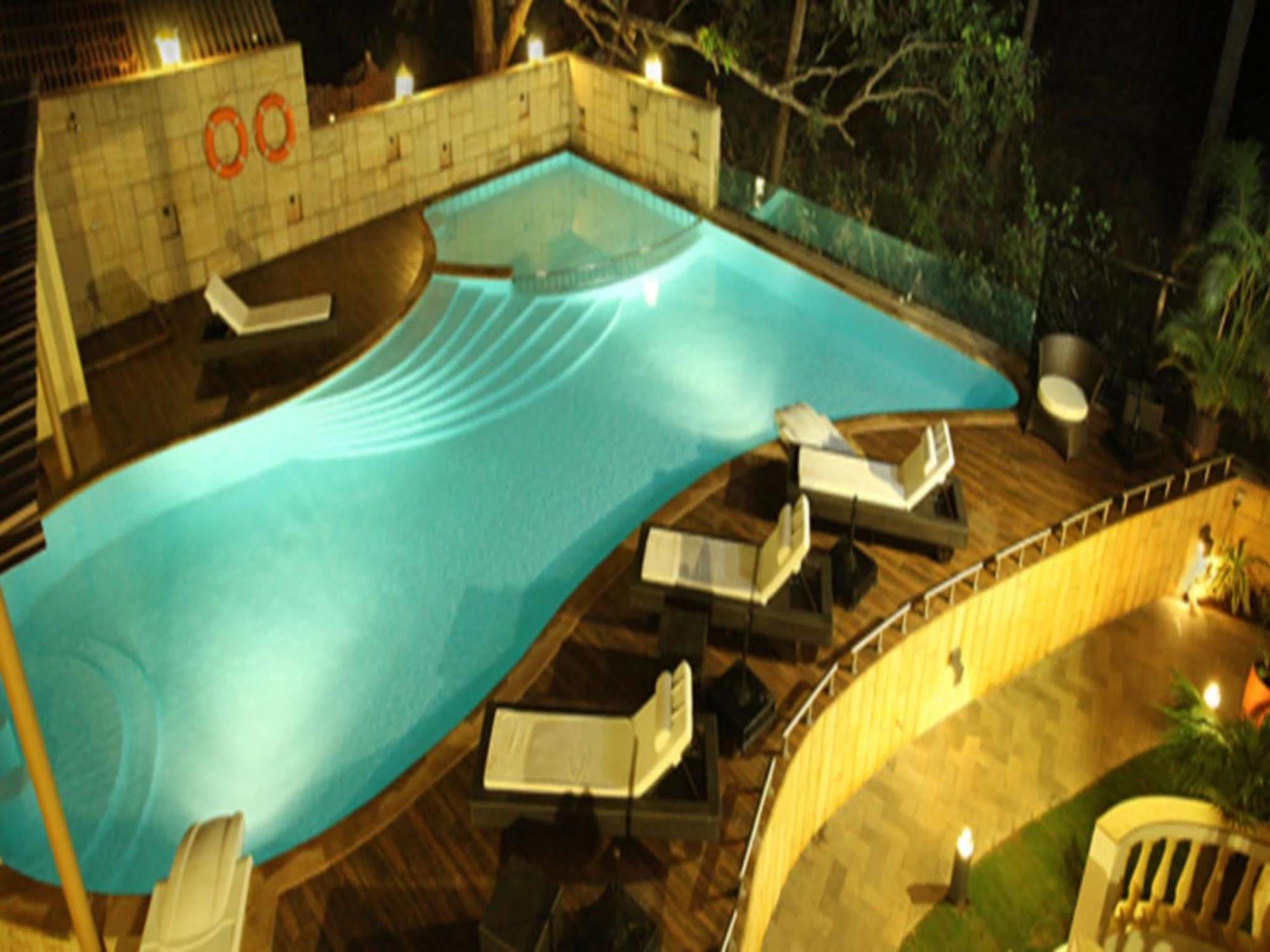 Hotel Coco Goa à Arpora Extérieur photo