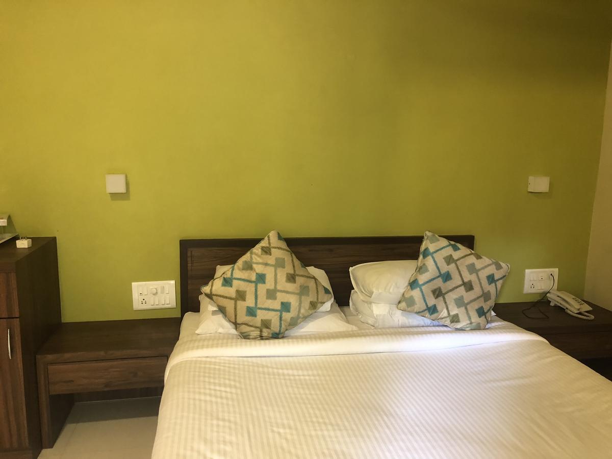 Hotel Coco Goa à Arpora Extérieur photo