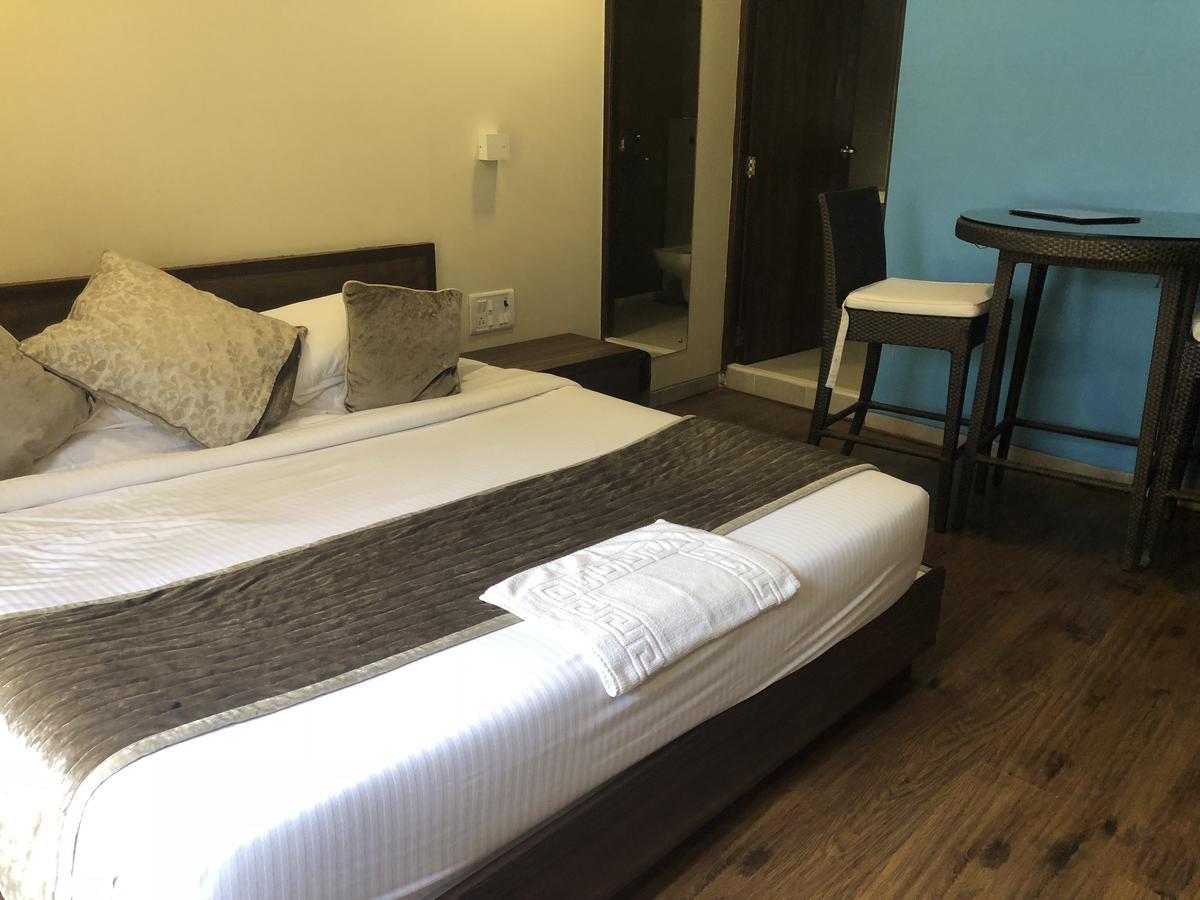 Hotel Coco Goa à Arpora Extérieur photo